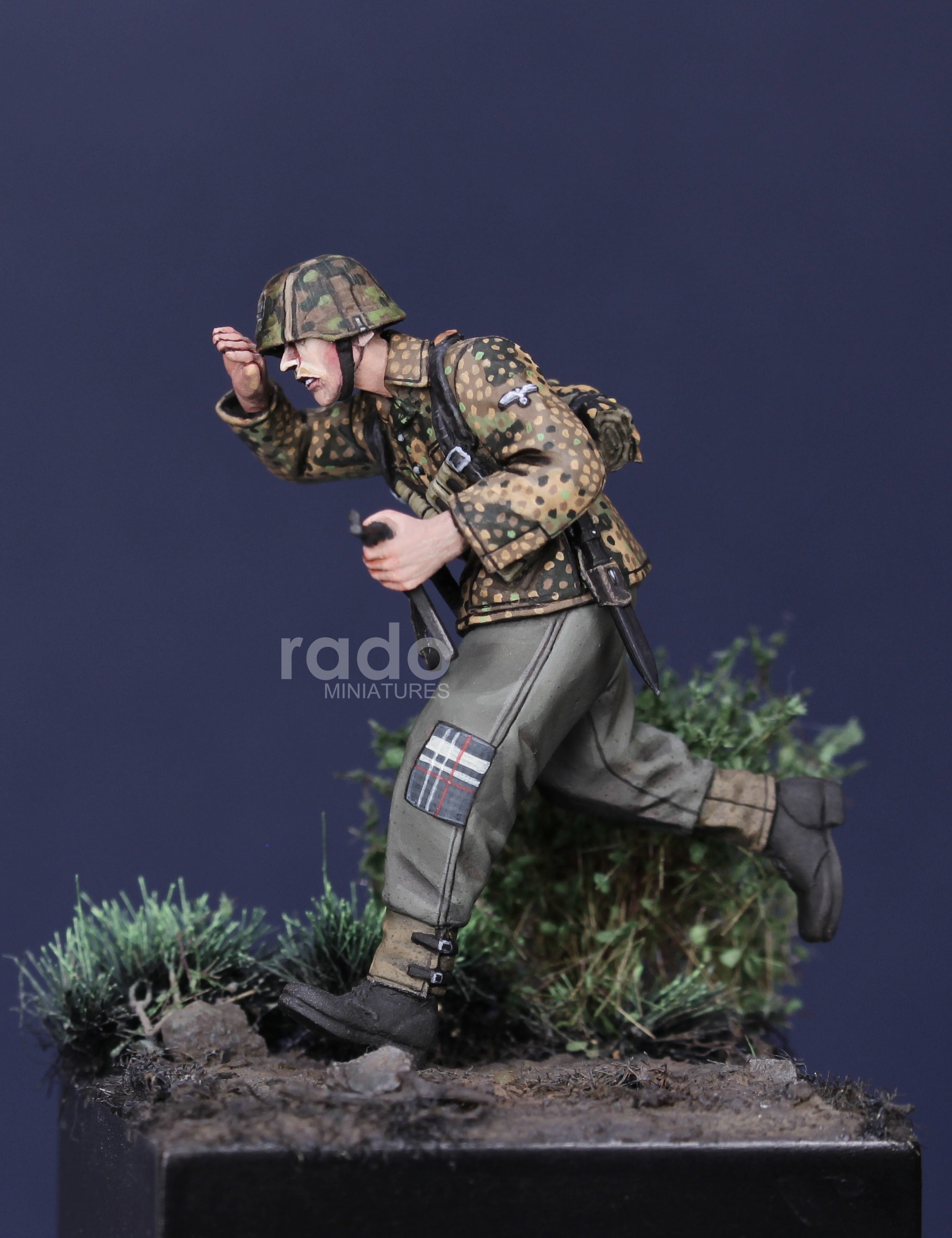 Rado Miniatures RDM35055 figurka W-SS s MP40 1/35
