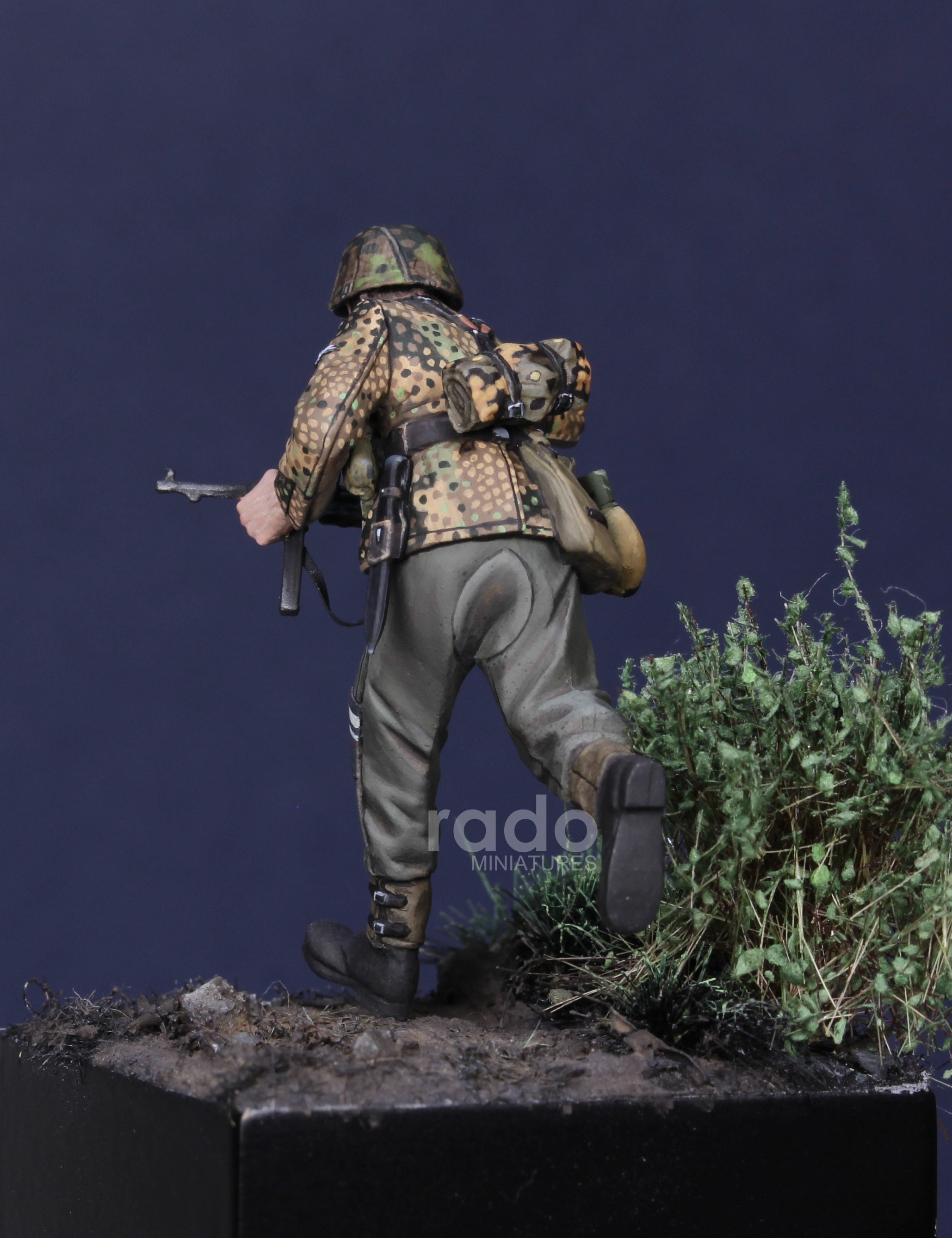 Rado Miniatures RDM35055 figurka W-SS s MP40 1/35