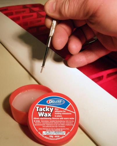 Deluxe Materials Tacky Wax fixační vosk 28g přemístitelný