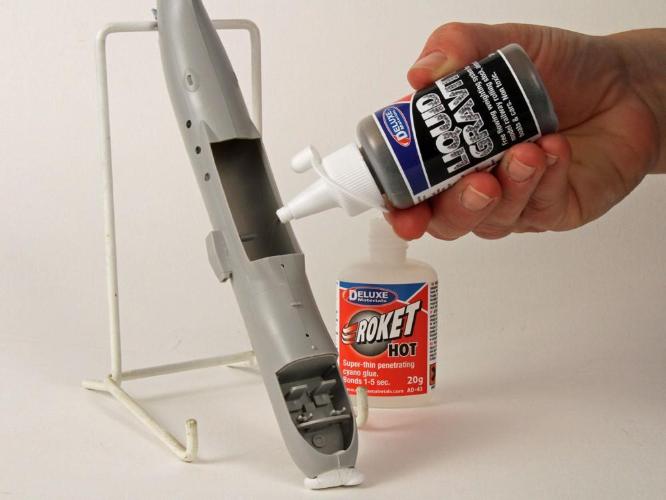 Deluxe Materials Liquid Gravity zátěž do modelu 240 g netoxická
