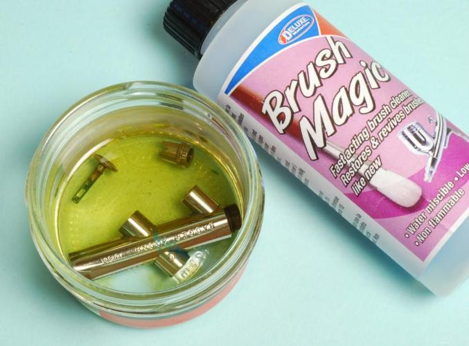 Deluxe Materials Brush Magic čistič štětců na barvy