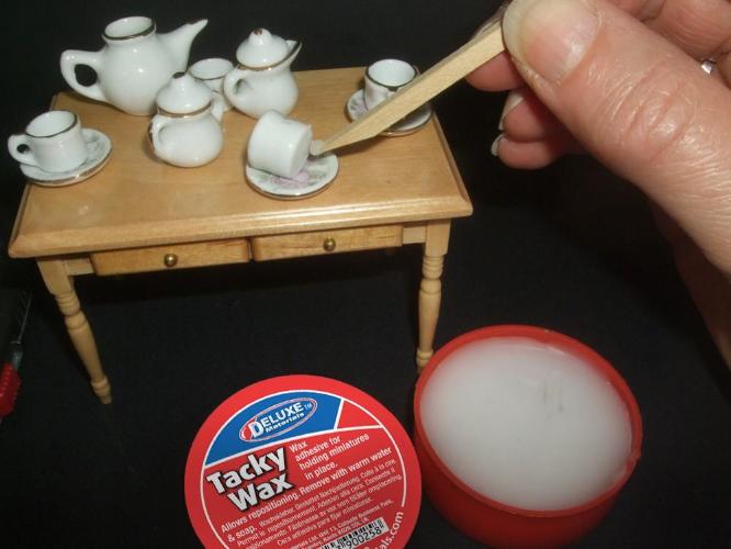 Deluxe Materials Tacky Wax fixační vosk 28g přemístitelný