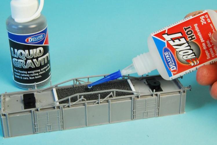 Deluxe Materials Liquid Gravity zátěž do modelu 240 g netoxická