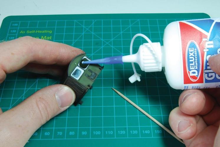 Deluxe Materials Glue n Glaze lepidlo na okna 50 ml čiré