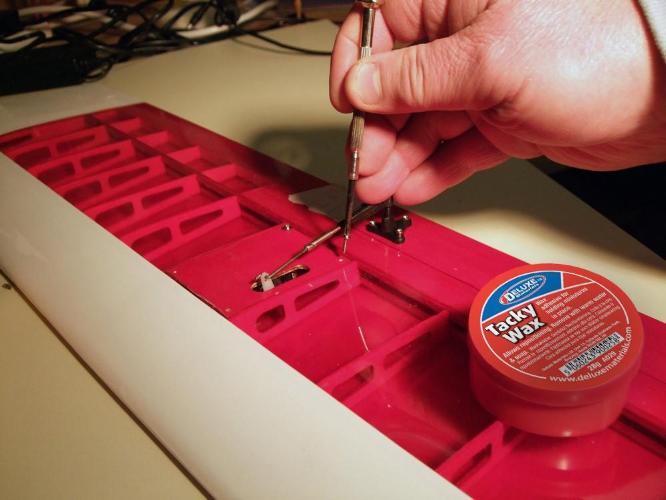 Deluxe Materials Tacky Wax fixační vosk 28g přemístitelný