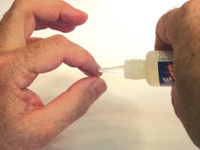 Deluxe Materials Glue Buster odstraňovač lepidla 28 g