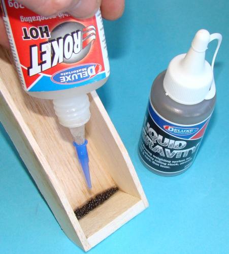 Deluxe Materials Liquid Gravity zátěž do modelu 240 g netoxická