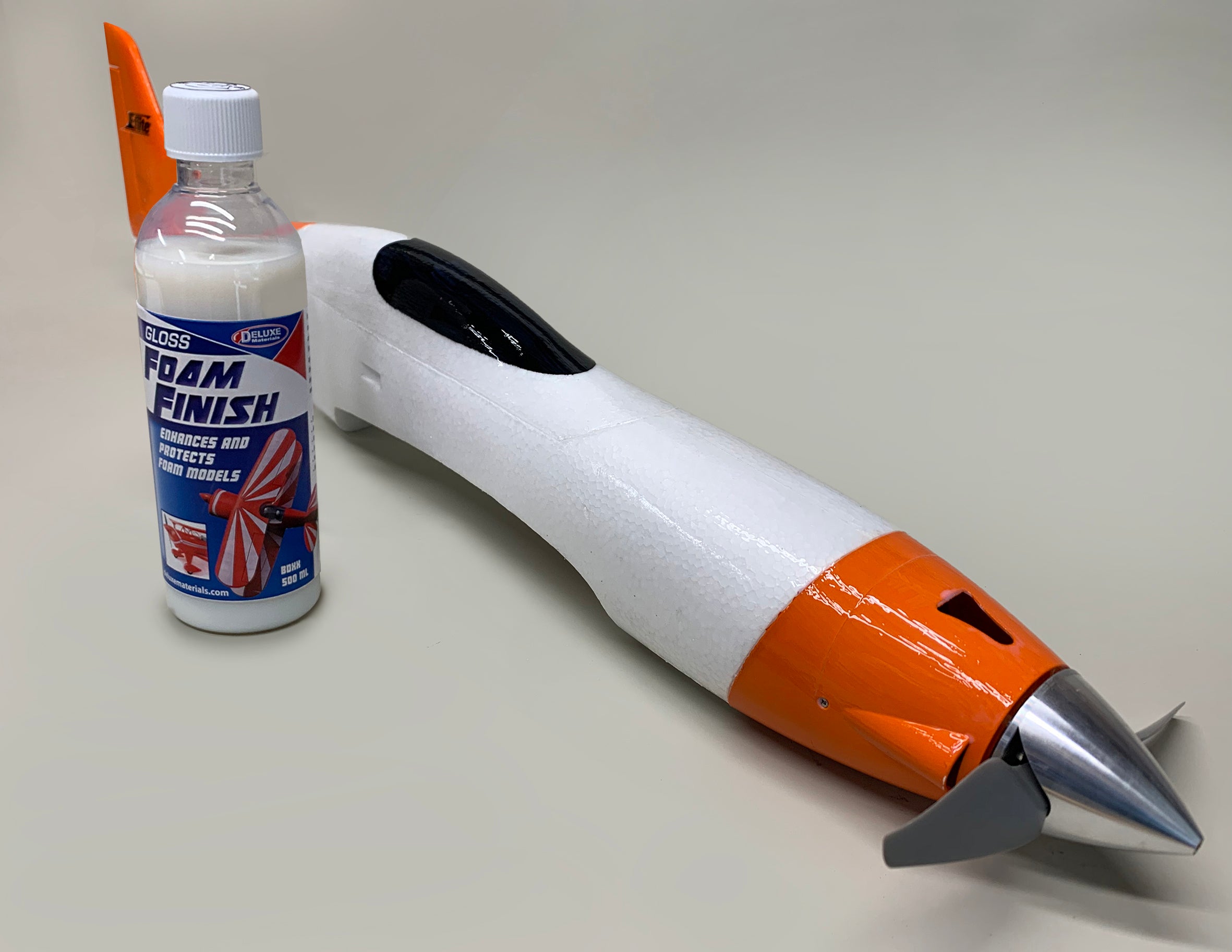 Deluxe Materials Foam Finish Gloss lak na pěnu 500 ml lesklý
