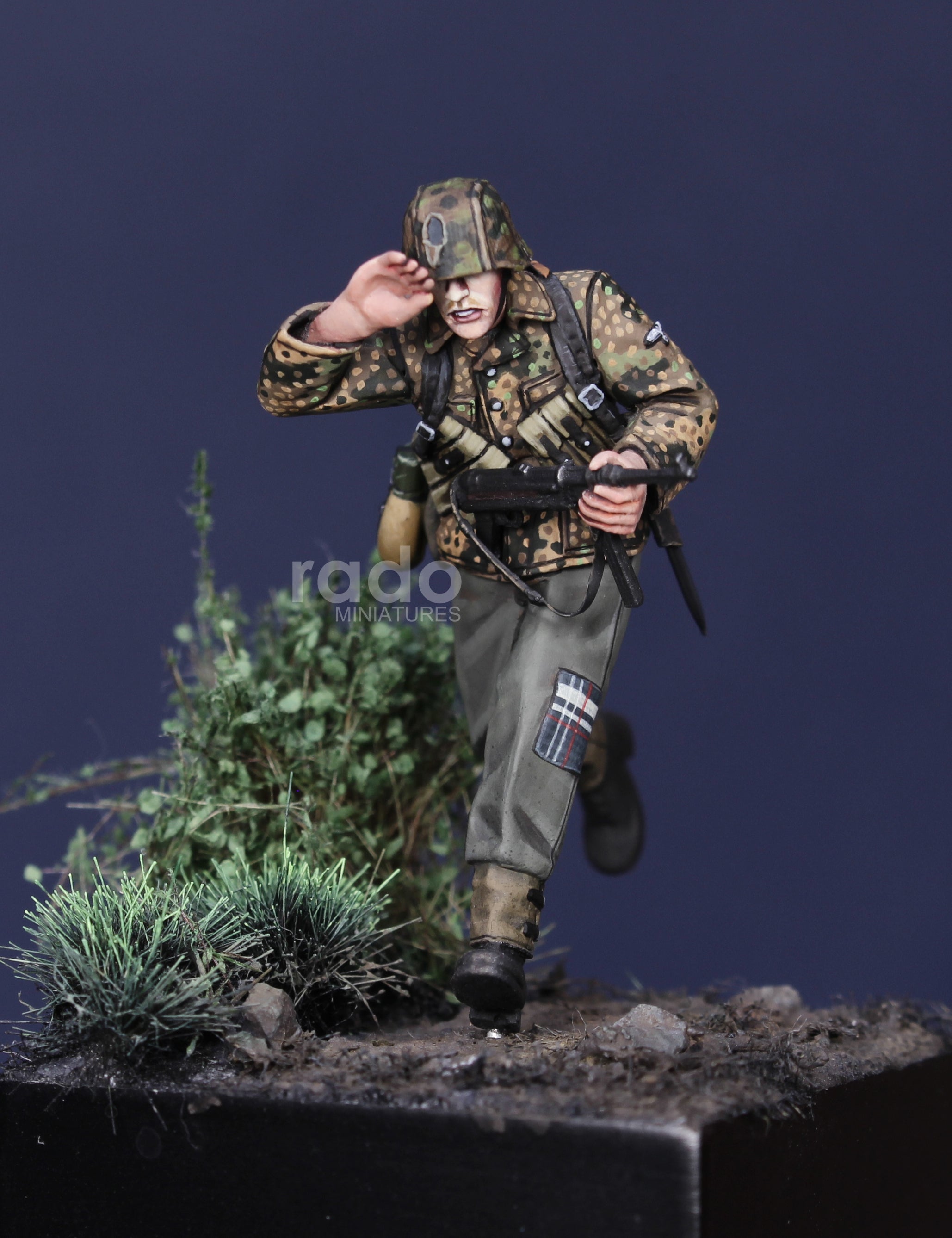 Rado Miniatures RDM35055 figurka W-SS s MP40 1/35