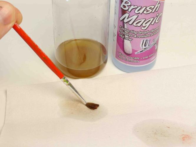 Deluxe Materials Brush Magic čistič štětců na barvy