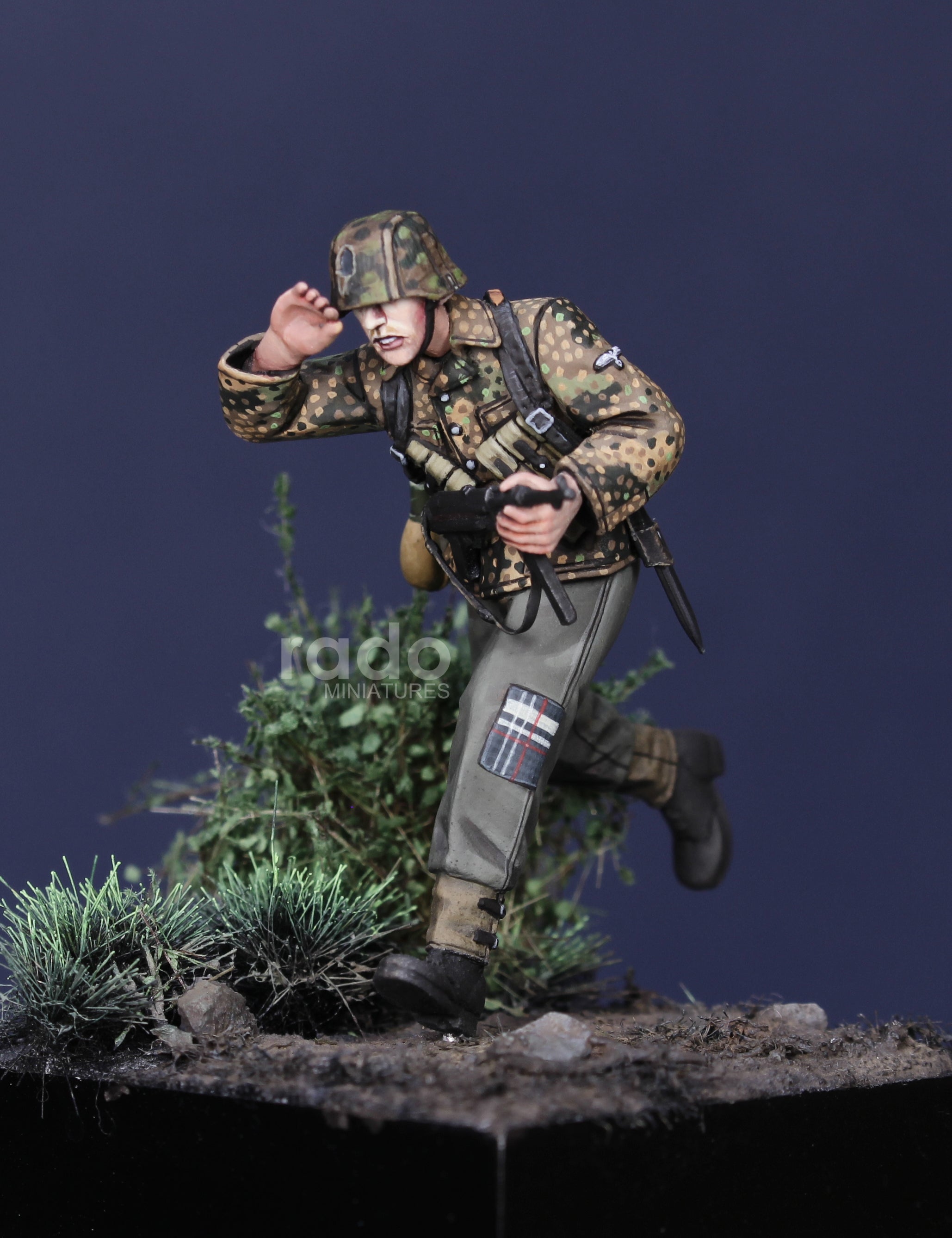 Rado Miniatures RDM35055 figurka W-SS s MP40 1/35